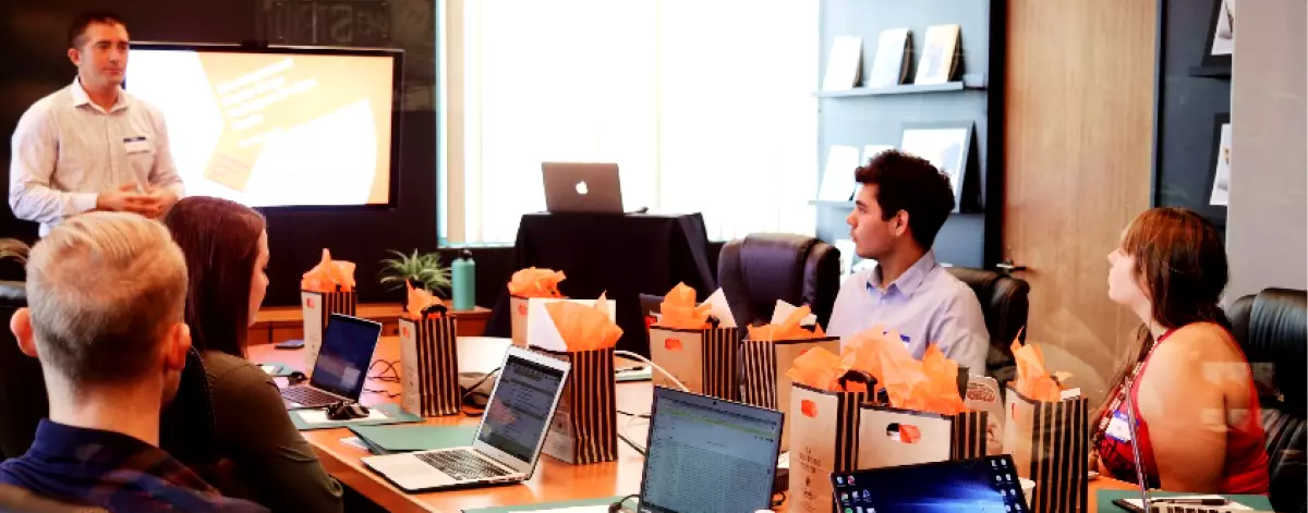 qmchashi HCM 支持員工入職、培訓和敬業度。