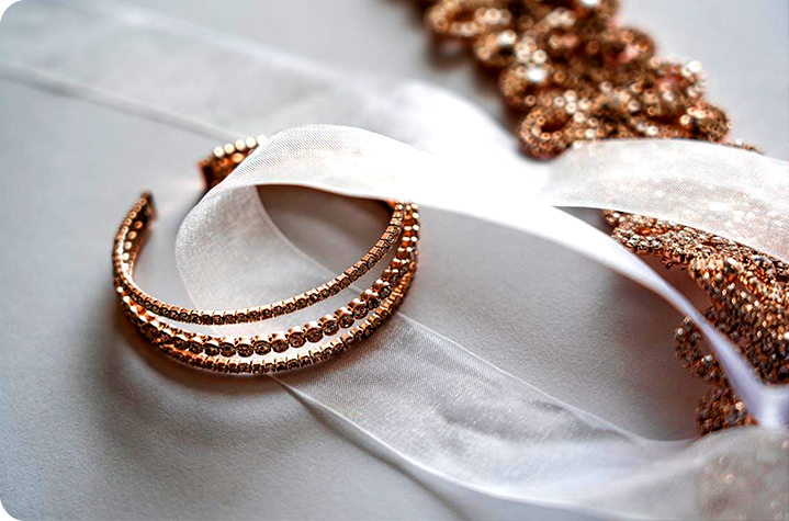 qmchashi 幫助周生生零售在電子采購商城,供應商管理,采購申請(PR),采購訂單(PO),合同管理,倉(cang) 庫和庫存,發票和付款等方麵實現高效率.