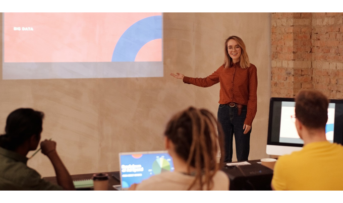 qmchashi CRM支持企業(ye) 加拿大pc网页版官网銷售。