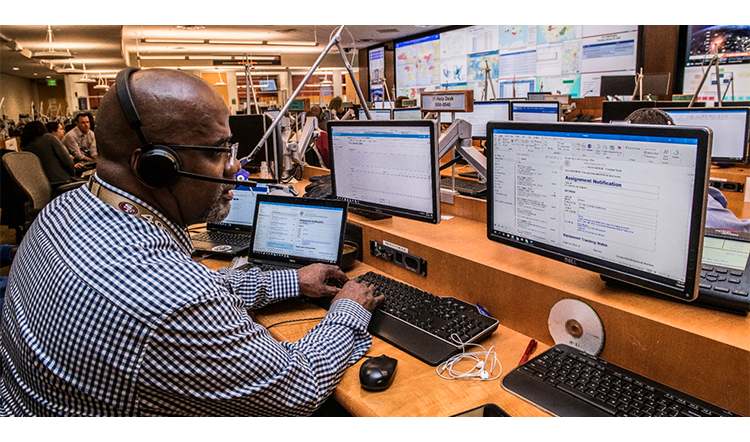 員工在電腦前通過qmchashi ITSM進行企業(ye) 加拿大pc网页版官网服務管理