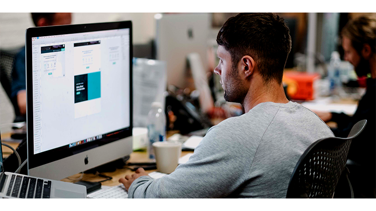 qmchashi HCM可以幫助企業(ye) 更及時、更全麵地掌握員工準確的工作時間和出勤信息，高效地記錄和評估員工的工作效率和出勤結果，不斷提高員工的績效。